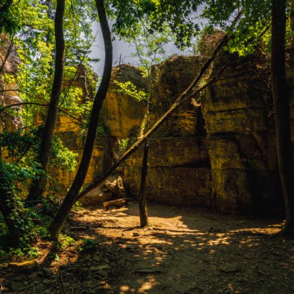 In den Felsen