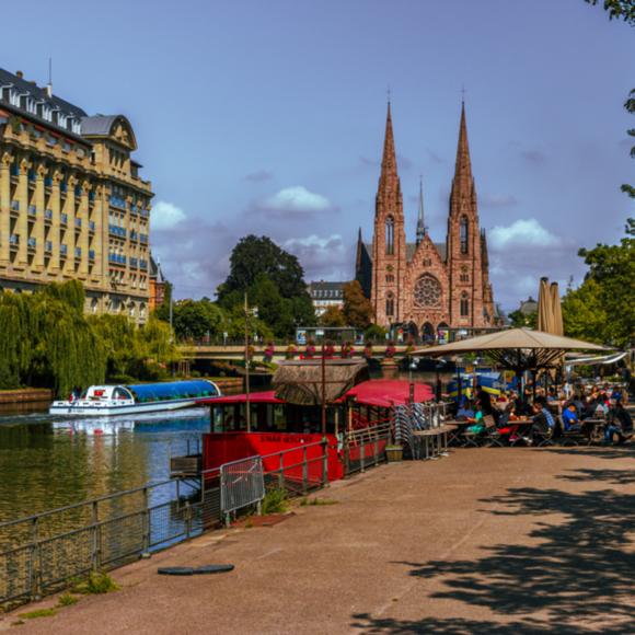 Uferpromenade vor der Paulskirche