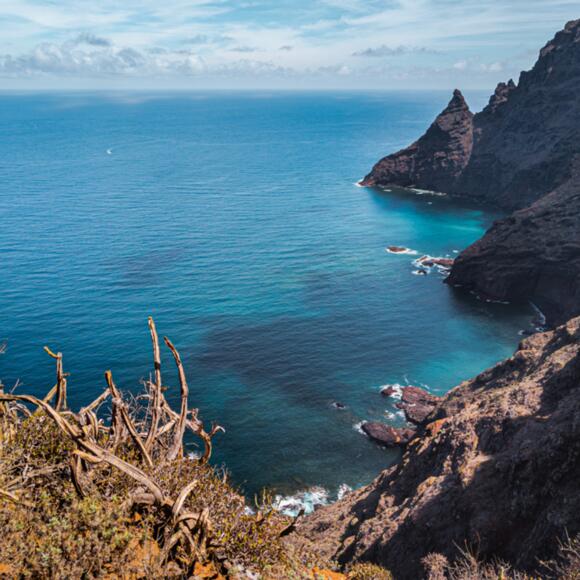 Blau ist das Meer, hoch der Stein