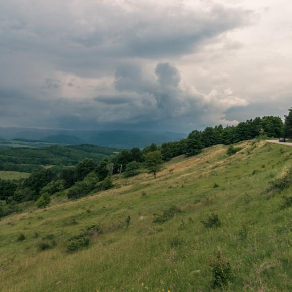 Hügel unter Wolken