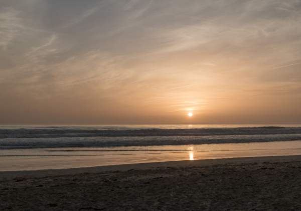 Licht Licht Endlose Sandstrände, stetig anrollende Wellen, Sonnenuntergänge, unterschiedliche, je nach Wetter. Der Strand...