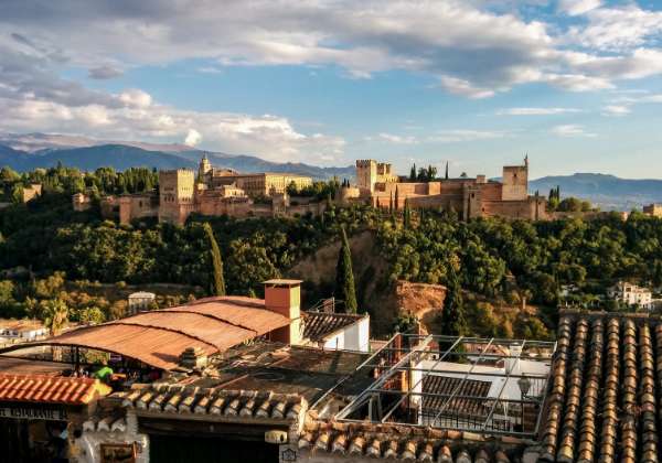 Granada Granada Bald! Wir besuchen die Stadt am Fuß der spanischen Sierra Nevada und lassen uns durch die lengendäre Alhambra...