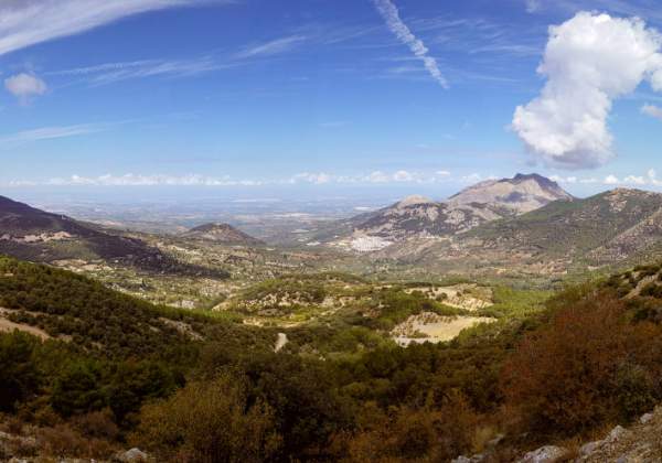Jáen und die Sierra Mágina Jáen und die Sierra Mágina Unterwegs zwischen Olivenhainen und schroffen Felsen in einem der größten Olivenanbaugebiete...